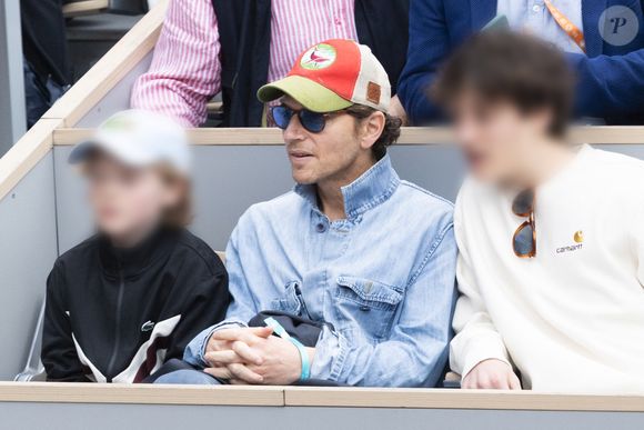 Le chanteur Raphaël dans les tribunes lors des Internationaux de France de Tennis de Roland Garros 2025, à Paris, France, le 27 mai 2025. © Jacovides-Moreau/Bestimage