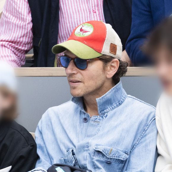 Le chanteur Raphaël dans les tribunes lors des Internationaux de France de Tennis de Roland Garros 2025, à Paris, France, le 27 mai 2025. © Jacovides-Moreau/Bestimage