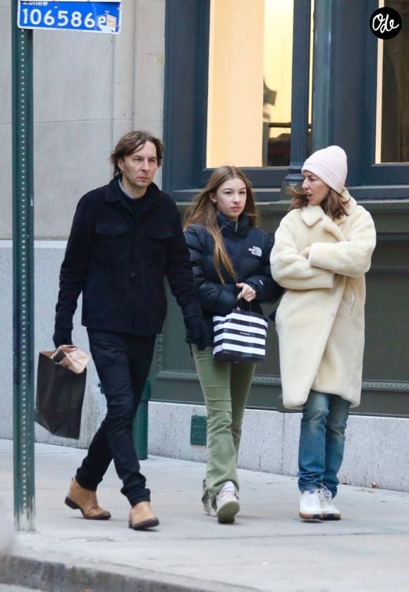 Elle a choisit de garder le nom de naissance de son père, Thomas Croquet

Exclusif - Sofia Coppola se promène avec son mari Thomas Mars et leur fille à New York le 19 décembre 2022.