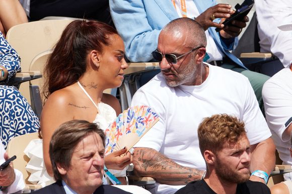 Amel Bent qui avait déjà joué dans Les sandales blanches en 2021 sera également sur grand écran et incarnera le personnage de Sabrina.

Amel Bent et son mari Patrick Antonelli dans les tribunes lors des Internationaux de France de Tennis de Roland Garros 2023. Paris, le 10 juin 2023. © Jacovides-Moreau / Bestimage
