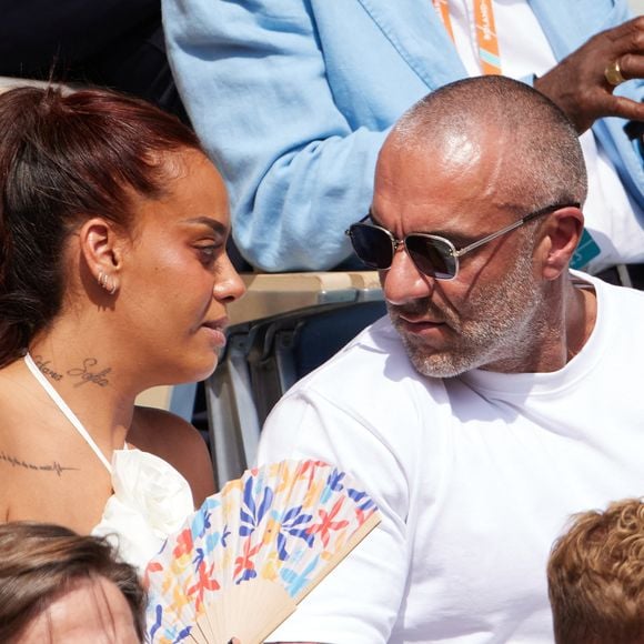 Amel Bent qui avait déjà joué dans Les sandales blanches en 2021 sera également sur grand écran et incarnera le personnage de Sabrina.

Amel Bent et son mari Patrick Antonelli dans les tribunes lors des Internationaux de France de Tennis de Roland Garros 2023. Paris, le 10 juin 2023. © Jacovides-Moreau / Bestimage
