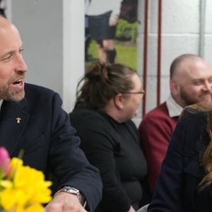 Le prince William, prince de Galles, et Catherine (Kate) Middleton, princesse de Galles, rencontrent des joueurs blessés, en marge du match du tournoi des Six Nations entre le Pays de Galles et l'Angleterre à Cardiff, le 15 mars 2025. 

Photo : Julien Burton / Bestimage