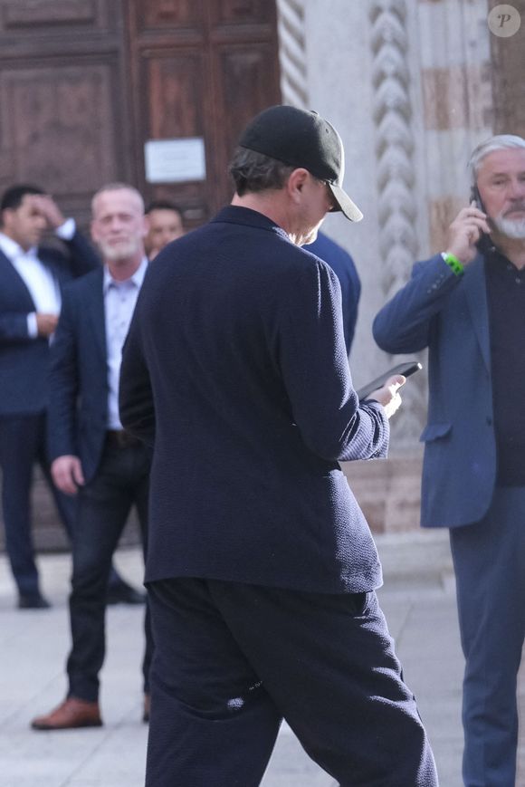 Récemment, c'est au mariage le plus attendu de l'année, celui de Jeff Bezos et Lauren que l'acteur et le mannequin faisaient sensation. 

Leonardo DiCaprio à Venise pour le mariage de Jeff Bezos, en juillet 2025. Backgrid UK/ Bestimage