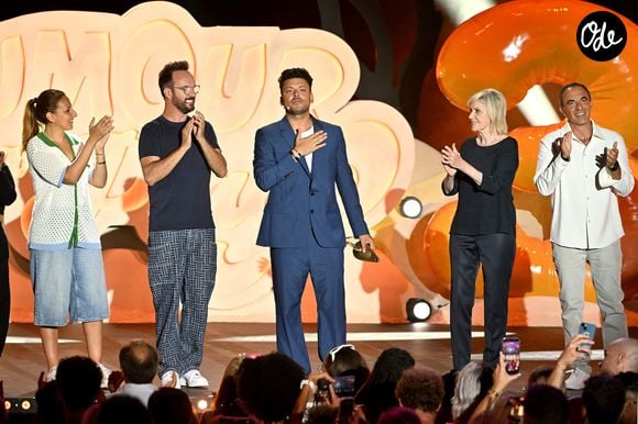 Le gala réunit des humoristes confirmés et de nombreux talents de la nouvelle génération.

Nash, Jarry, Kev Adams, Chantal Ladesou et Nikos Aliagas durant l'enregistrement de la première soirée de "L'humour à la plage" pour la 3ème édition du festival de Juan les Pins à la pinède Gould le 26 juin 2026.  © Bebert-Tribeca/Bestimage