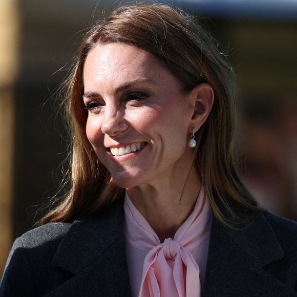 Le prince William, prince de Galles, et Kate Middleton, princesse de Galles, visitent l'école maternelle et primaire de Farnborough Road, pour montrer leur soutien continu à la communauté de Southport après l'attaque  au cours de laquelle trois filles, Alice da Silva Aguiar, Bebe King et Elsie Dot Stancombe, ont été tragiquement tuées lors d'un cours de danse à Southport, Merseyside, Royaume-Uni. © PA Photo/ Bestimage