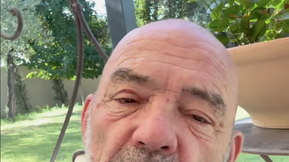 "Vous savez pourquoi il avait mis que cinq ou six personnes qui étaient habilitées à répondre aux questions des journalistes ? D'abord parce qu'il nous faisait confiance et deuxièmement, sa femme, ses enfants, ses proches ont pu faire leur deuil tranquillement sans être obligé de répondre aux journalistes."

Philippe Corti Instagram