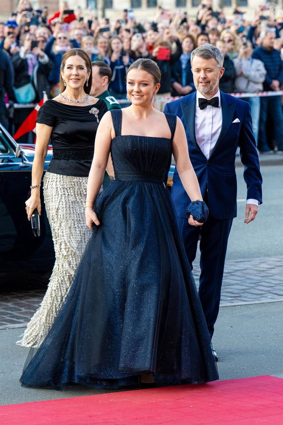 La famille royale assiste à un concert de the Old Stage au Royal Danish Theatre à Copenhague pour les 18 ans de la princesse Isabella de Danemark le 15 avril 2025


Pictured: King Frederik (Le roi Frederik de Danemark), Queen Mary (La reine Mary de Danemark), Princess Isabella (princesse Isabella de Danemark)