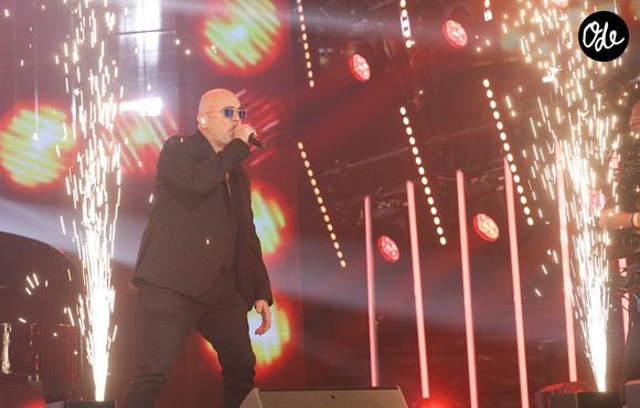 Il participera au concert caritatif SOS Solidarité Incendies organisé au profit des sinistrés.

Pascal Obispo lors du concert du gala de Noël de l'association Tout le monde contre le cancer fête ses 20 ans, à Paris, France, le 4 décembre 2025.

© Coadic Guirec/Bestimage