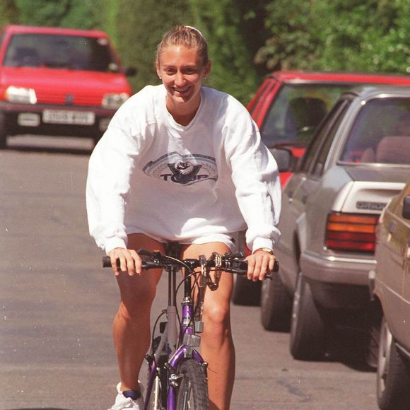 Elle mène une vie simple et très pieuse.

Mary Pierce en 1995 à Londres.