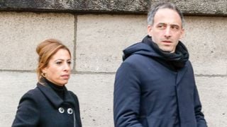 En vacances, vraiment ? Dans leur maison insulaire, Léa Salamé et Raphaël Glucksmann ne se reposent pas vraiment