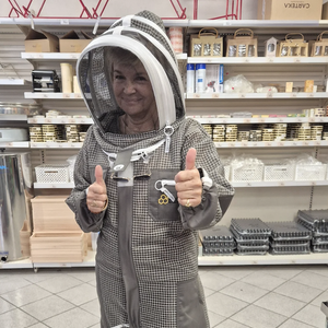 Véronique Jannot en tenue d'apicultrice.