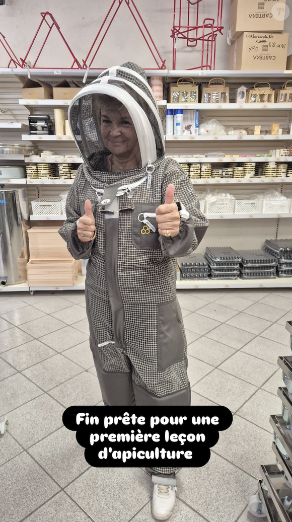Véronique Jannot en tenue d'apicultrice.