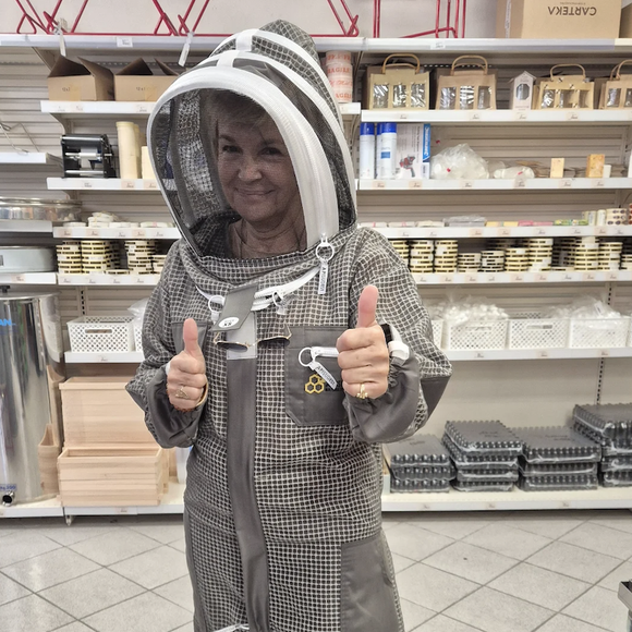 Véronique Jannot en tenue d'apicultrice.