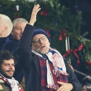 Denis Podalydès dans les tribunes du match de Ligue 1 McDonald's opposant le Paris Saint-Germain (PSG) à Lyon (3-1) au Parc des Princes à Paris le 15 décembre 2024.