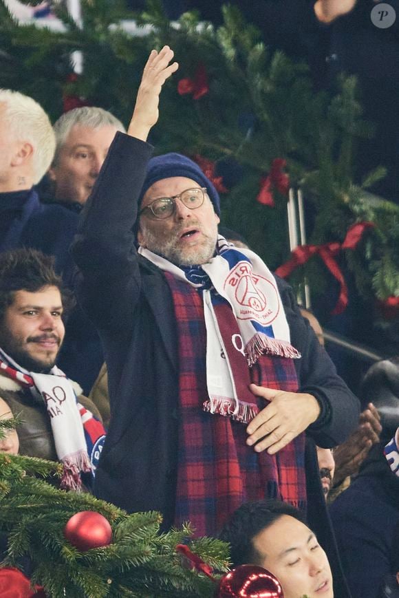 Denis Podalydès dans les tribunes du match de Ligue 1 McDonald's opposant le Paris Saint-Germain (PSG) à Lyon (3-1) au Parc des Princes à Paris le 15 décembre 2024.