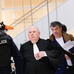 Procès de Stéphane Plaza: l’animateur arrive au tribunal correctionnel de Paris le 9 janvier 2025 avec ses avocats Carlo Alberto Brusa et Hélène Plumet.
Stéphane Plaza est jugé ce jeudi devant le tribunal correctionnel de Paris pour des violences sur deux anciennes compagnes.
L'agent immobilier de 54 ans aurait dû être jugé en août 2024 mais il ne s'était pas présenté à l'audience, en raison, selon sa défense, de « fragilités psychologiques ». Une expertise psychiatrique ordonnée par le tribunal a depuis confirmé qu'il était en état d'être jugé.

© Christophe Clovis / Bestimage
