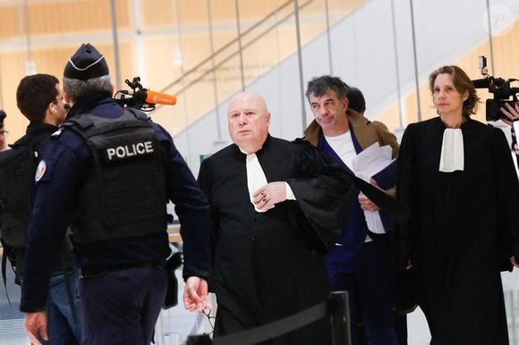 Procès de Stéphane Plaza: l’animateur arrive au tribunal correctionnel de Paris le 9 janvier 2025 avec ses avocats Carlo Alberto Brusa et Hélène Plumet.
Stéphane Plaza est jugé ce jeudi devant le tribunal correctionnel de Paris pour des violences sur deux anciennes compagnes.
L'agent immobilier de 54 ans aurait dû être jugé en août 2024 mais il ne s'était pas présenté à l'audience, en raison, selon sa défense, de « fragilités psychologiques ». Une expertise psychiatrique ordonnée par le tribunal a depuis confirmé qu'il était en état d'être jugé.

© Christophe Clovis / Bestimage