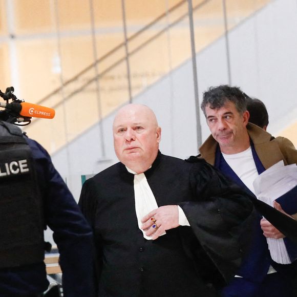 Procès de Stéphane Plaza: l’animateur arrive au tribunal correctionnel de Paris le 9 janvier 2025 avec ses avocats Carlo Alberto Brusa et Hélène Plumet.
Stéphane Plaza est jugé ce jeudi devant le tribunal correctionnel de Paris pour des violences sur deux anciennes compagnes.
L'agent immobilier de 54 ans aurait dû être jugé en août 2024 mais il ne s'était pas présenté à l'audience, en raison, selon sa défense, de « fragilités psychologiques ». Une expertise psychiatrique ordonnée par le tribunal a depuis confirmé qu'il était en état d'être jugé.

© Christophe Clovis / Bestimage