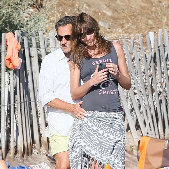 Exclusif - Nicolas Sarkozy, sa femme Carla Bruni-Sarkozy et leur fille Giulia sont sur la plage de Cavalières au pied du Cap Nègre pendant leurs vacances. © FITOUSSI-JACOVIDES-MOREAU/BESTIMAGE