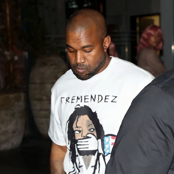 Les convives  y ont dégusté des sushis disposés sur le corps d'une femme nue.
Kanye West (Ye) à la sortie d'un rendez-vous avec le directeur créatif de Supreme, Tremaine Emory, avec sa nouvelle flamme Juliana Nalu au restaurant Beauty & Essex à Hollywood, Los Angeles, Californie, Etats-Unis, le 15 octobre 2022. 