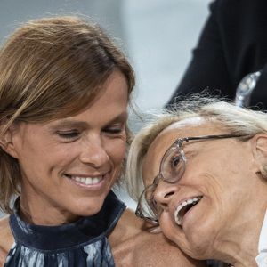Muriel Robin et sa femme Anne Le Nen dans les tribunes lors des Internationaux de France de Tennis de Roland Garros 2025, à Paris, France, le 4 juin 2025. © Jacovides-Moreau/Bestimage