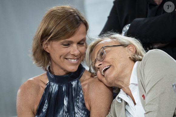 Muriel Robin et sa femme Anne Le Nen dans les tribunes lors des Internationaux de France de Tennis de Roland Garros 2025, à Paris, France, le 4 juin 2025. © Jacovides-Moreau/Bestimage