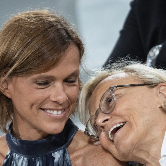 Muriel Robin et sa femme Anne Le Nen dans les tribunes lors des Internationaux de France de Tennis de Roland Garros 2025, à Paris, France, le 4 juin 2025. © Jacovides-Moreau/Bestimage