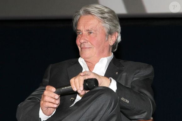 Exclusif - alain delon assiste a la projection du film "la piscine" en marge de l'exposition que la ville de boulogne billancourt consacre a romy schneider. bahi / bestimage