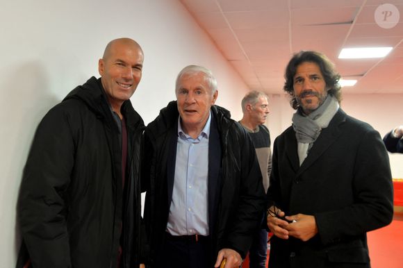 Zinedine Zidane et Luis Fernandez durant la première édition du « match des légendes » opposant l'équipe des Légendes, les anciens de Cannes, à l'équipe des Etoiles avec pour capitaine Didier Deschamps, au stade Pierre de Coubertin à Cannes, le 30 octobre 2025. © Bruno Bebert / Dominique Jacovides / Bestimage