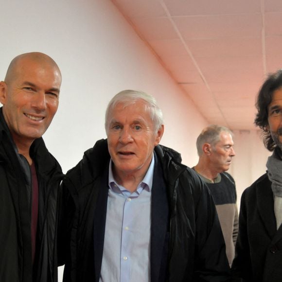 Zinedine Zidane et Luis Fernandez durant la première édition du « match des légendes » opposant l'équipe des Légendes, les anciens de Cannes, à l'équipe des Etoiles avec pour capitaine Didier Deschamps, au stade Pierre de Coubertin à Cannes, le 30 octobre 2025. Les Légendes cannoises, coachées par Luis Fernandez et supportées par Zinedine Zidane qui portait les couleurs cannoises, mais qui n'a pas joué, ont remporté le match 3 à 2. Tous les bénéfices de la soirée seront reversés aux associations les Etoiles de l'Espoir, à l'association Adrien et à l'association Clin d'Oeil, qui oeuvrent pour les plus démunis et la jeunesse. © Bruno Bebert / Dominique Jacovides / Bestimage