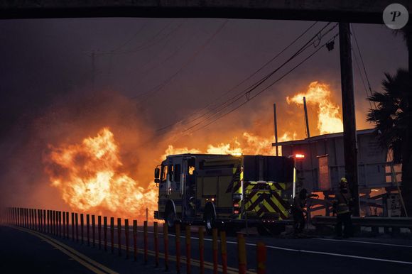 Ces flammes, attisées par des vents violents, menacent des quartiers densément peuplés comme Pacific Palisades et San Fernando...

L'incendie de Palisades brûle des maisons et des entreprises près de Pacific Coast Highway, à Pacific Palisades, un quartier de la région Westside de Los Angeles, CA, USA, le 7 janvier 2025. Photo par Ted Soqui/SPUS/ABACAPRESS.COM
