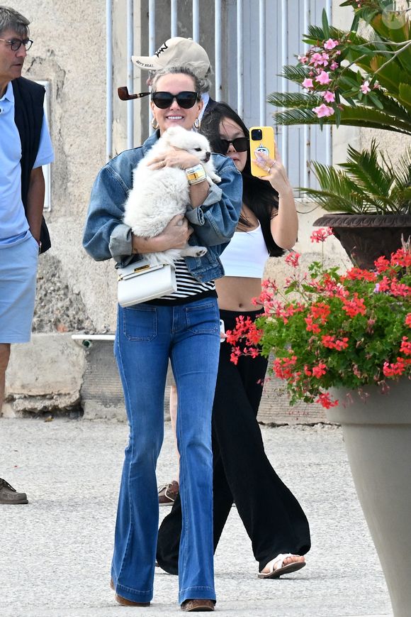 Laeticia Hallyday et sa fille Joy -  Laeticia Hallyday sort d'un déjeuner en famille à Marseillan le 2 juillet 2024.
Laeticia Hallyday et ses filles Jade et Joy (qui résident depuis quelques jours dans la propriété familiale du Cap-d'Ail) ont déjeuné à Marseillan  avec Elyette Boudou "Mamie Rock" (qui fêtera ses 89 ans le 5 juillet prochain), accompagné de son père André Boudou et sa fille Alcéa (demi soeur de Laeticia). Toute la famille est allée déjeuner à la crêperie "La Maison de Camille" à Marseillan. © Agence / Bestimage
 
Photo : Agence / Bestimage