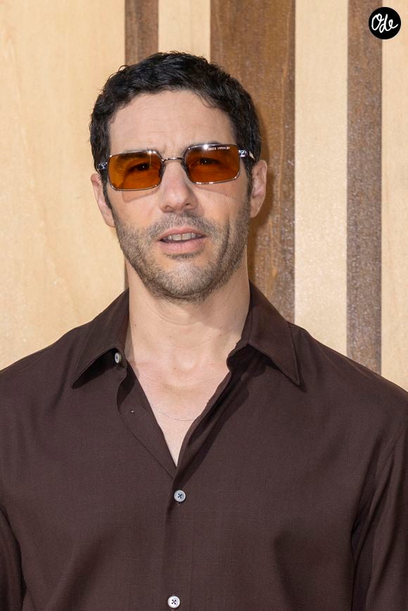 Interrogé sur le meilleur plat avalé pendant ses vacances, le comédien césarisé a d'abord partagé un souvenir important pour lui.

Tahar Rahim - Photocall du défilé de mode Louis Vuitton Prêt à Porter Collection Homme Printemps/Été 2027 lors de la Fashion Week de Paris le 23 juin 2026.

© Olivier Borde / Bestimage
