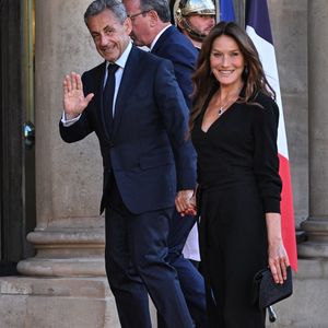 L'ancien président français Nicolas Sarkozy et son épouse, la chanteuse italo-française Carla Bruni-Sarkozy, arrivent à l'Élysée, à Paris, le 2 juin 2026, pour un dîner d'État organisé dans le cadre de la visite du président rwandais. Photo de Firas Abdullah/ABACAPRESS.COM