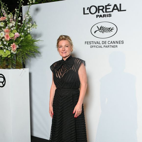 L'animatrice phare de "France 2" avait opté pour une longue et sublime robe noire.

Anne Elisabeth Lemoine au dîner L'Oréal Paris en l'honneur des femmes du cinéma lors du 78ème Festival International du Film de Cannes, le 14 mai 2025. 

Photo : Lionel Urman / Bestimage