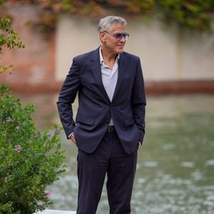 George Clooney durant la 82e édition du Festival international du film de Venise (La Mostra, ndlr) le mercredi 27 août 2025 en Italie. 
Crédit : Backgrid UK/ Bestimage