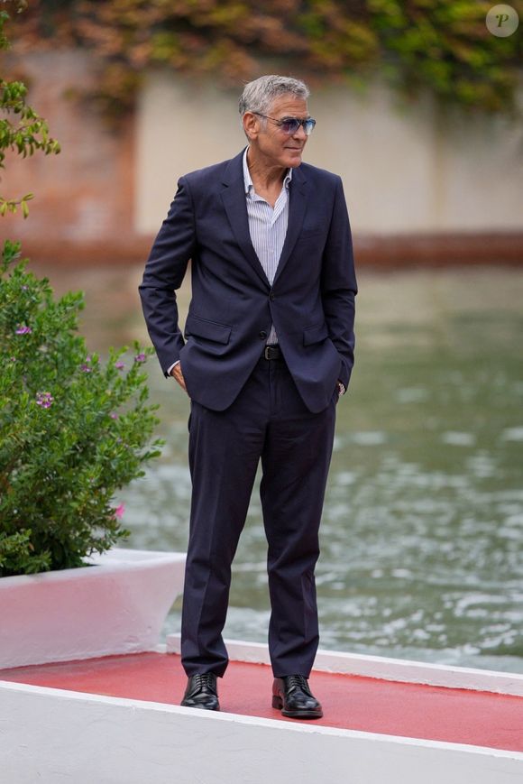George Clooney durant la 82e édition du Festival international du film de Venise (La Mostra, ndlr) le mercredi 27 août 2025 en Italie. 
Crédit : Backgrid UK/ Bestimage