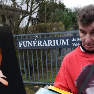 Des personnes réagissent en arrivant pour rendre hommage à la chanteuse française France Gall, dont le cercueil est exposé au Funérarium du Mont Valérien, à Nanterre, en banlieue parisienne, le 10 janvier 2018. Photo Alain APAYDIN/ABACAPRESS.COM