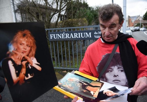 Des personnes réagissent en arrivant pour rendre hommage à la chanteuse française France Gall, dont le cercueil est exposé au Funérarium du Mont Valérien, à Nanterre, en banlieue parisienne, le 10 janvier 2018. Photo Alain APAYDIN/ABACAPRESS.COM