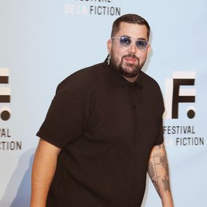 Très motivé, l’humoriste a été accompagné au quotidien par son coach, notamment pour son alimentation et ses séances de sport.

Artus (Victor-Artus Solaro) au photocall de la cérémonie de clôture de la 24ème édition du Festival de la Fiction TV de La Rochelle, France, le 17 septembre 2022. © Patrick Bernard/Bestimage
