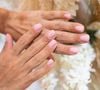 Passer le cap des 50 ans amène souvent à repenser sa routine beauté jusqu'au bout des ongles.