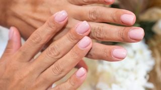 Choisir la bonne manucure après 50 ans : ces couleurs sont idéales pour des mains élégantes et soignées