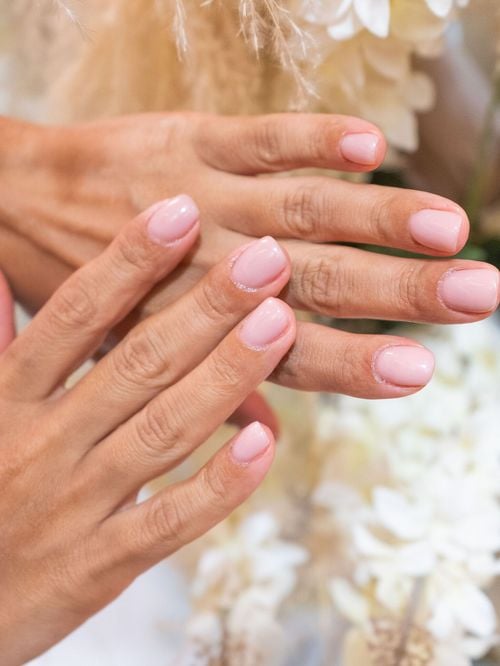 Choisir la bonne manucure après 50 ans : ces couleurs sont idéales pour des mains élégantes et soignées