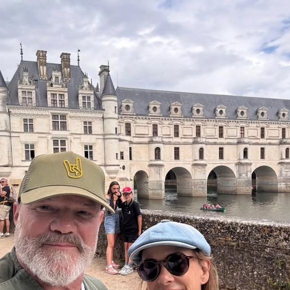 Mariée à Philippe Etchebest depuis 1998, elle officie à ses côtés en tant que directrice générale de sa société et de ses établissements...

Philippe Etchebest et sa femme Dominique sur Instagram, photo publiée le 11 août 2025.