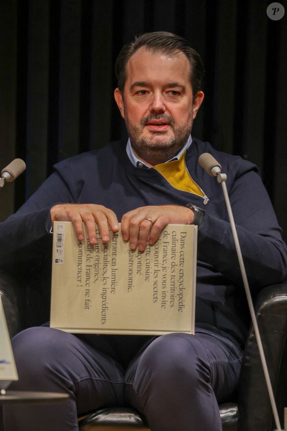 De quoi épater les convives de votre prochain diner ! 

Exclusif - Jean-François Piège présente son "Encyclopédie Culinaire des Territoires de France" - Hachette Cuisine à la Station Ausone - Librairie Mollat, à Bordeaux, France, le 14 décembre 2024.

© Jean-Marc Lhomer / Bestimage