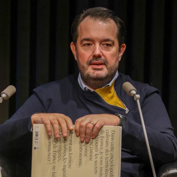 De quoi épater les convives de votre prochain diner ! 

Exclusif - Jean-François Piège présente son "Encyclopédie Culinaire des Territoires de France" - Hachette Cuisine à la Station Ausone - Librairie Mollat, à Bordeaux, France, le 14 décembre 2024.

© Jean-Marc Lhomer / Bestimage