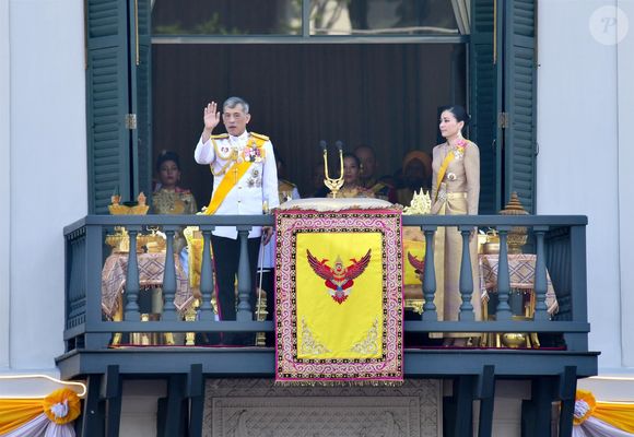 Le roi Rama X (Maha Vajiralongkorn) accompagné de sa femme la reine Suthida lors de son couronnement à Bangkok en Thaïlande. Les cérémonies et les festivités du week-end, qui ont coûté 31,4 millions de dollars, ont débuté samedi, lorsque le roi a placé la Grande couronne de victoire de 16 livres sur sa tête et a déclaré qu'il régnerait avec justice, le 6 mai 2019.