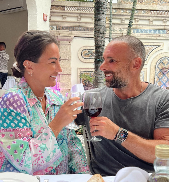 Qui n'est pas une inconnue : elle a été candidate de télé-réalité en France.

Charles, le charmant frère de Faustine Bollaert, et sa compagne Clémence, ancienne candidate de télé-réalité.