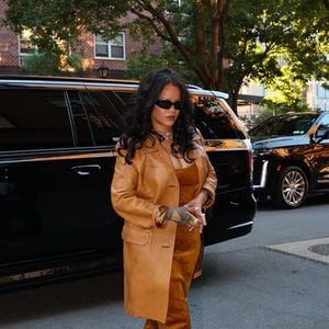 EXCLUSIF New York, NY Rihanna et ASAP Rocky arrivent à l'hôtel Greenwich pour dîner après que le rappeur ait reçu le prix du cinéaste de l'année au festival du film de Tribeca. 

Backgrid USA / Bestimage