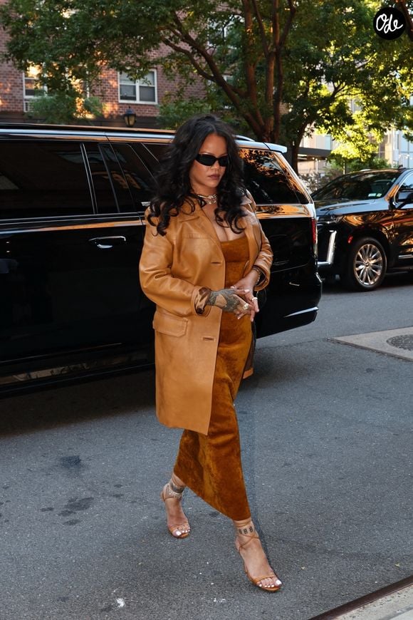 EXCLUSIF New York, NY Rihanna et ASAP Rocky arrivent à l'hôtel Greenwich pour dîner après que le rappeur ait reçu le prix du cinéaste de l'année au festival du film de Tribeca. 

Backgrid USA / Bestimage
